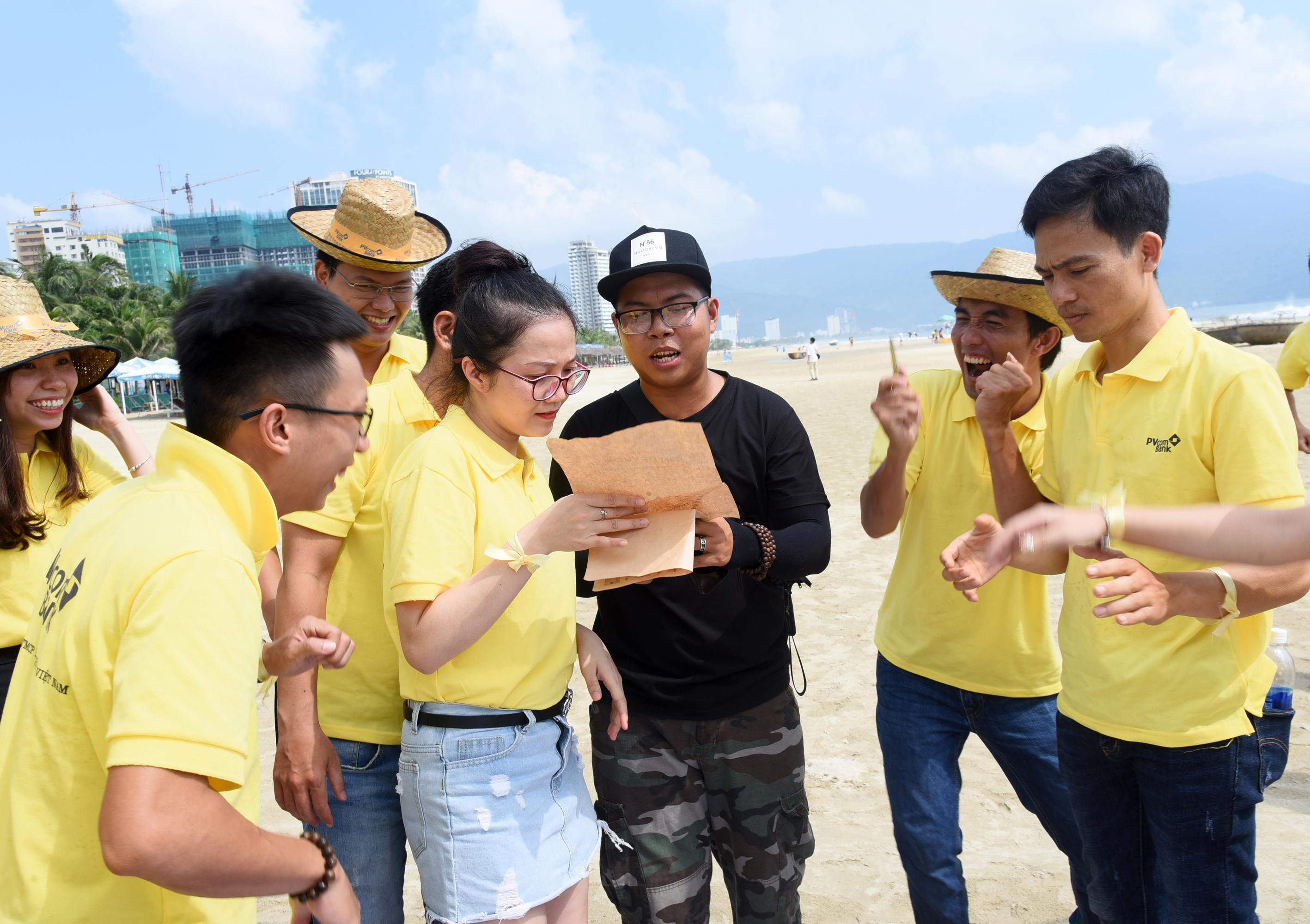 tổ chức sự kiện team building biển mỹ khê đà nẵng amazing race PVcombank