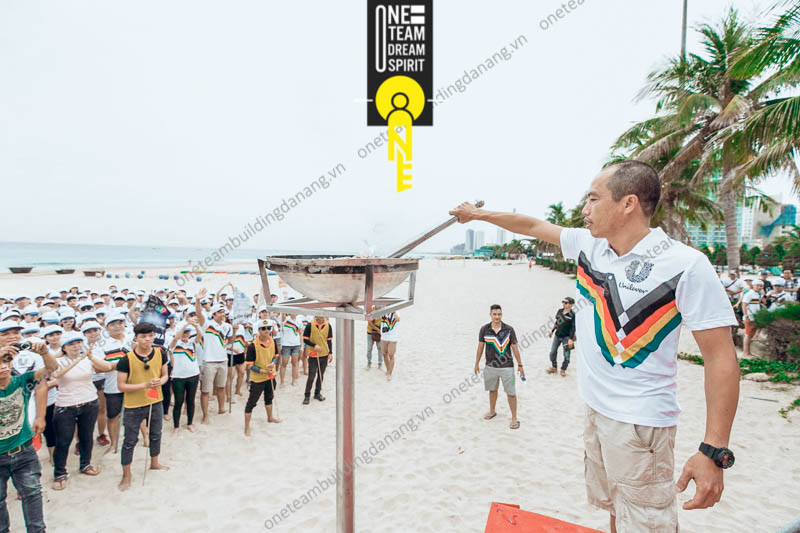 tổ chức sự kiện teambuilding tại bãi biển mỹ khê đà nẵng