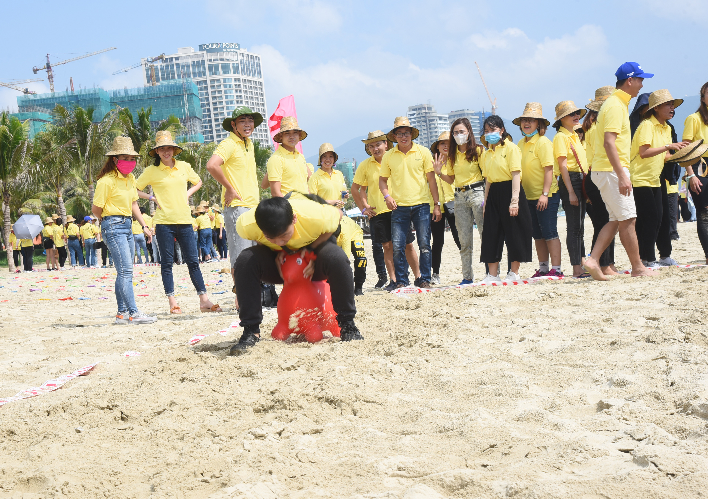 tổ chức sự kiện team building biển mỹ khê đà nẵng nhảy thú nhún PVcombank